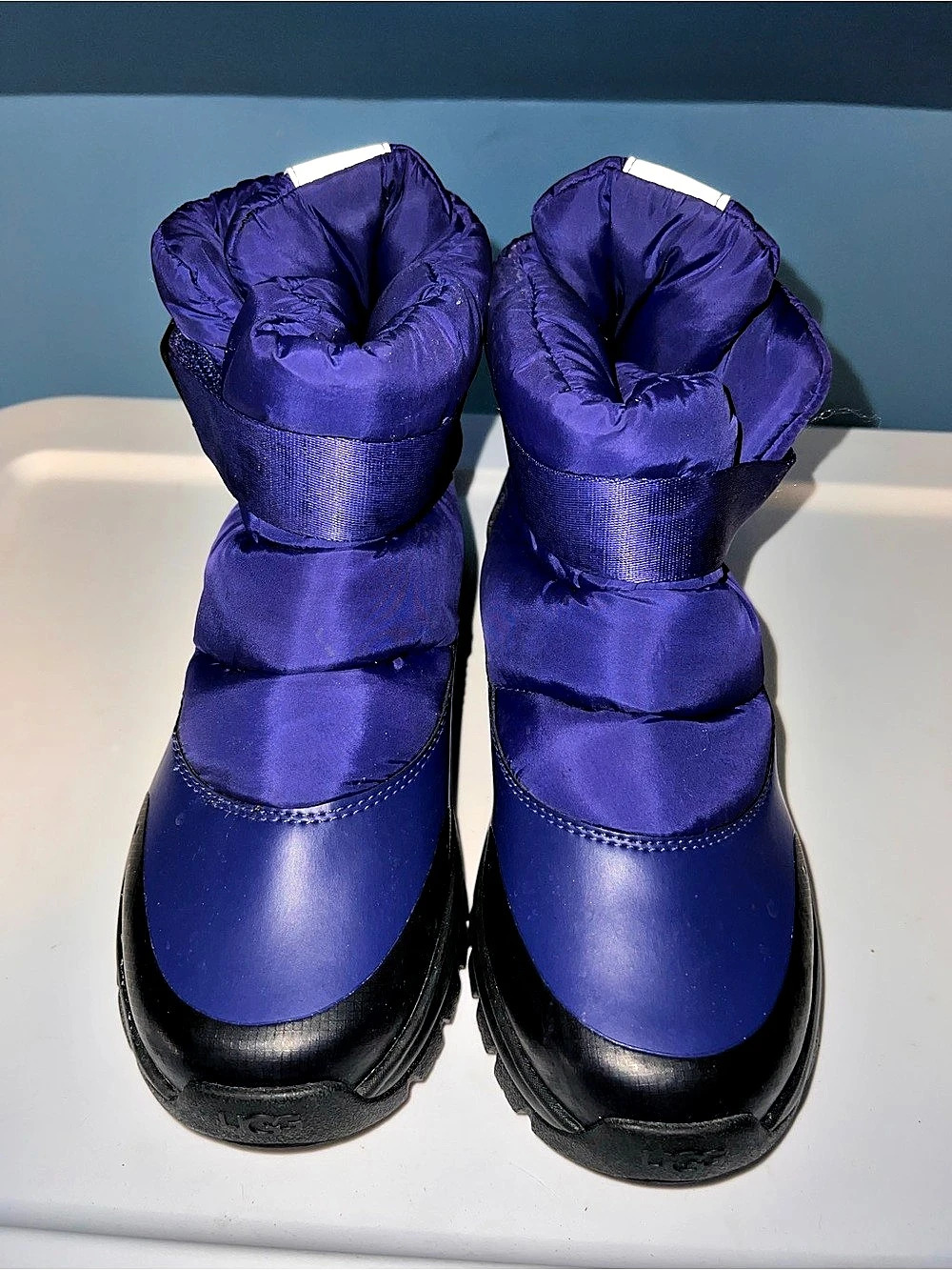 vibrant violet UGG
Yose Puff
waterproof snow boots size 8